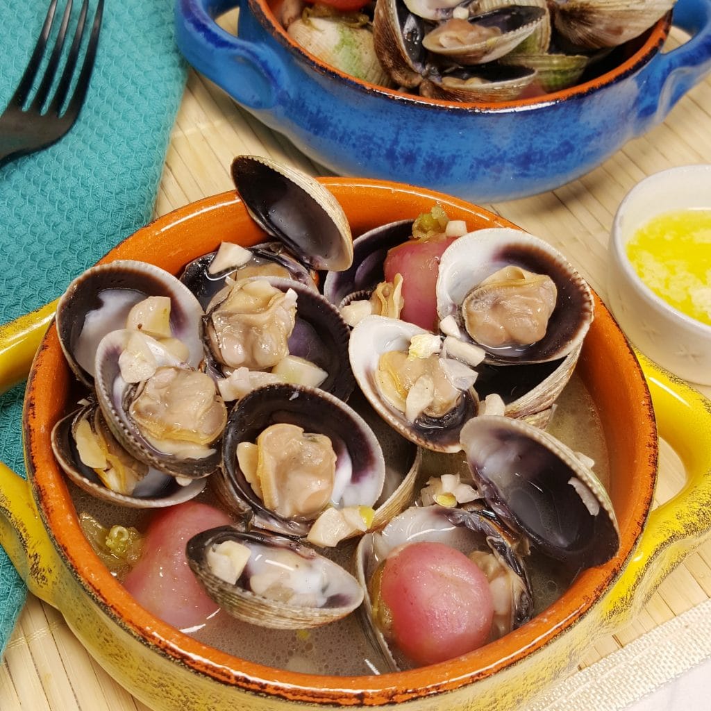 Instant Pot Steamed Clams in White Wine Galic Butter
