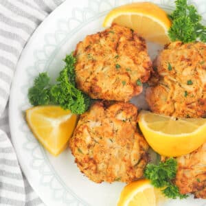 crab cakes with lemon and parsley