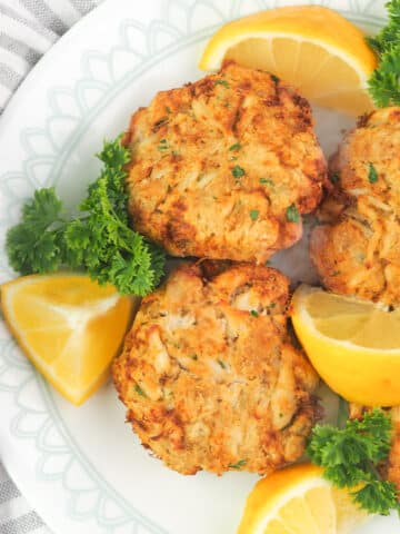 crab cakes with lemon and parsley