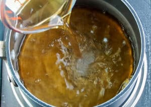 pour the vinegar in the pot