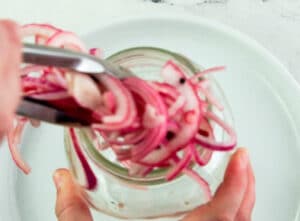 put onions in jar with vinegar to marinate